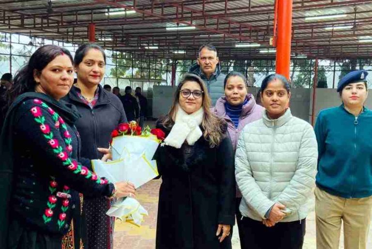 Muzaffarnagar में पुलिस परिवारों के लिए बड़ी पहल: वामा सारथी वेलनेस कैम्प में उमड़ा भरोसा, होम्योपैथिक इलाज से मिला स्वास्थ्य संबल