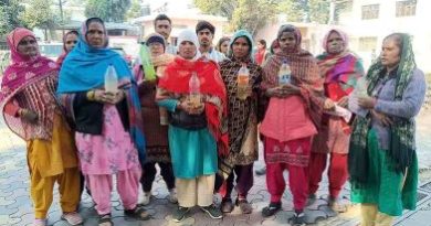 Muzaffarnagar में जहरीले पानी को लेकर महिलाओं का आक्रोश: जिलाधिकारी कार्यालय पर बोतलों में गंदा पानी लेकर प्रदर्शन, शुगर मिल पर दूषण का आरोप