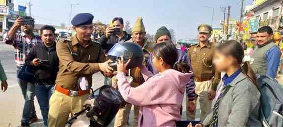 Muzaffarnagar में सड़क सुरक्षा माह-2026 की गूंज: शुगर मिल परिसर में जागरूकता अभियान, यातायात नियमों की शपथ और हेलमेट वितरण Muzaffarnagar में सड़क सुरक्षा माह-2026 की गूंज: शुगर मिल परिसर में जागरूकता अभियान, यातायात नियमों की शपथ और हेलमेट वितरण