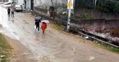 Muzaffarnagar में मौसम का पलटवार: सर्दियों की पहली बारिश से ठंड का कहर, बाजार सूने, किसानों में उम्मीद की नई किरण Muzaffarnagar में मौसम का पलटवार: सर्दियों की पहली बारिश से ठंड का कहर, बाजार सूने, किसानों में उम्मीद की नई किरण