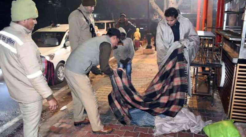 Muzaffarnagar News: शीतलहर की रात में मानवता का उजाला, Ssp संजय कुमार वर्मा ने सड़कों पर उतरकर बेसहारा लोगों में बांटे कंबल Muzaffarnagar News: शीतलहर की रात में मानवता का उजाला, Ssp संजय कुमार वर्मा ने सड़कों पर उतरकर बेसहारा लोगों में बांटे कंबल