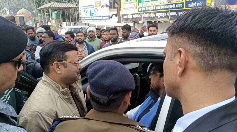 Muzaffarnagar में चंद्रशेखर आज़ाद को पुलिस ने रोका, सोनू कश्यप हत्याकांड पर उबाल, पीडब्ल्यूडी गेस्टहाउस में हुई तीखी वार्ता