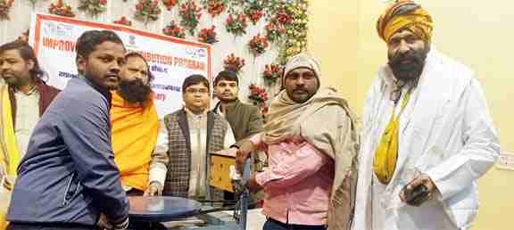 Muzaffarnagar में कुम्हारों को बड़ी सौगात: भारत सरकार ने 50 प्रजापतियों को बांटी बिजली की चाक टूल किट, बदलेगी आजीविका Muzaffarnagar में कुम्हारों को बड़ी सौगात: भारत सरकार ने 50 प्रजापतियों को बांटी बिजली की चाक टूल किट, बदलेगी आजीविका