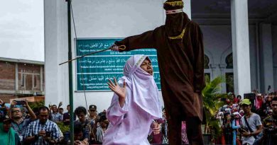 इंडोनेशिया के Aceh Sharia Law सजा का खौफनाक दृश्य: सार्वजनिक पार्क में प्रेमी जोड़े को 140-140 कोड़े, कानून-मानवाधिकार बहस फिर तेज