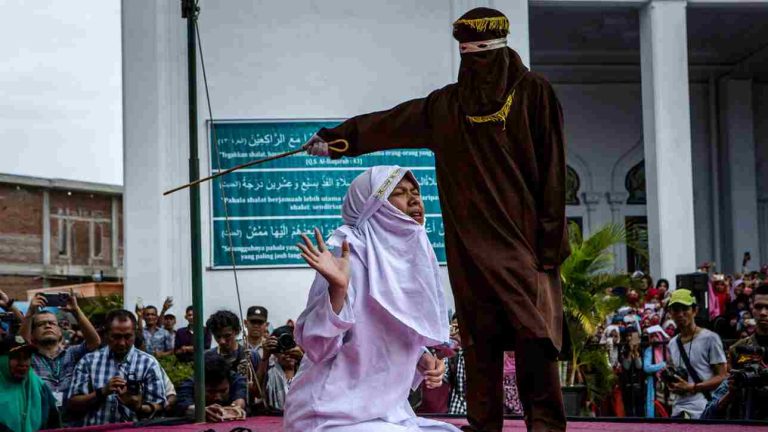 इंडोनेशिया के Aceh Sharia Law सजा का खौफनाक दृश्य: सार्वजनिक पार्क में प्रेमी जोड़े को 140-140 कोड़े, कानून-मानवाधिकार बहस फिर तेज