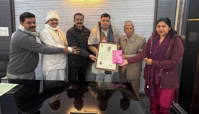 Muzaffarnagar में सम्मान और सवालों की गूंज: गांधी वाटिका में पवन छाबड़ा का भव्य अभिनंदन, विकास कार्यों के साथ बंदरों और आवारा कुत्तों की समस्या पर तीखा बयान