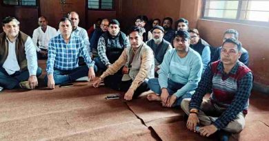 Muzaffarnagar विकास भवन में कर्मचारियों का फूटा आक्रोश, अधिशासी अभियंता पर अभद्र व्यवहार का आरोप, धरने से प्रशासन दबाव में