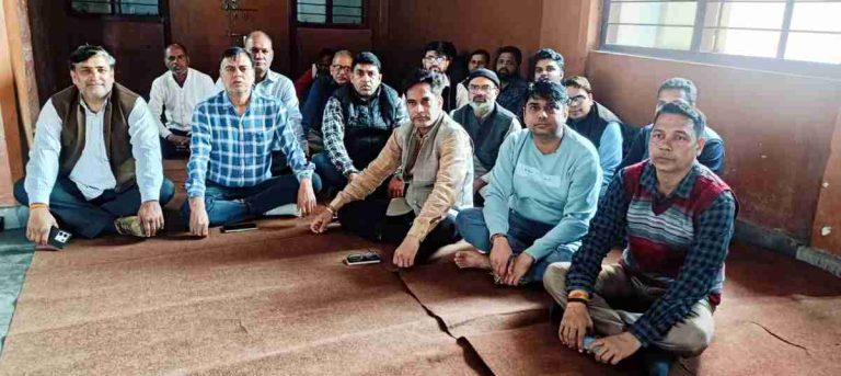 Muzaffarnagar विकास भवन में कर्मचारियों का फूटा आक्रोश, अधिशासी अभियंता पर अभद्र व्यवहार का आरोप, धरने से प्रशासन दबाव में