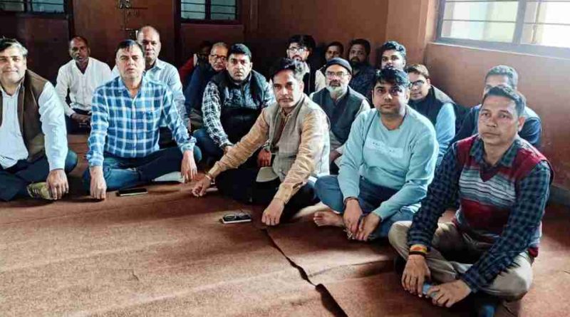 Muzaffarnagar विकास भवन में कर्मचारियों का फूटा आक्रोश, अधिशासी अभियंता पर अभद्र व्यवहार का आरोप, धरने से प्रशासन दबाव में Muzaffarnagar विकास भवन में कर्मचारियों का फूटा आक्रोश, अधिशासी अभियंता पर अभद्र व्यवहार का आरोप, धरने से प्रशासन दबाव में