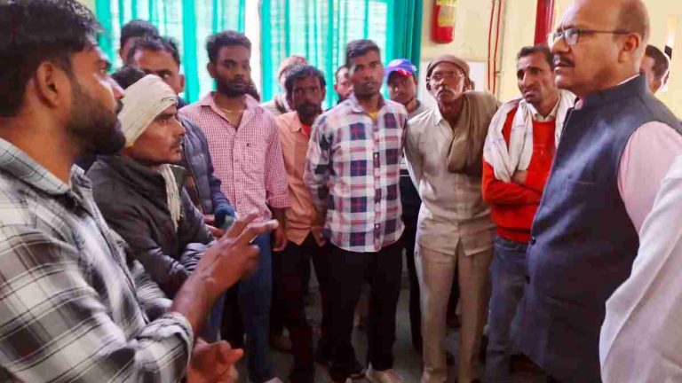 Muzaffarnagar सड़क हादसे के घायलों से मिले जिलाधिकारी, जिला अस्पताल में इलाज की व्यवस्था पर दिए सख्त निर्देश