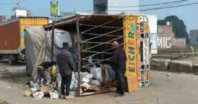 घने कोहरे में बड़ा हादसा टला: शाहपुर Muzaffarnagar में डिवाइडर पर चढ़कर पलटा दिल्ली–हरिद्वार जा रहा डीसीएम, घंटों जाम, प्रशासन पर उठे सवाल