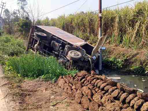 Muzaffarnagar चरथावल में बड़ा हादसा टला: दूध से भरा कैंटर खाई में पलटा, चालक बाल-बाल बचा