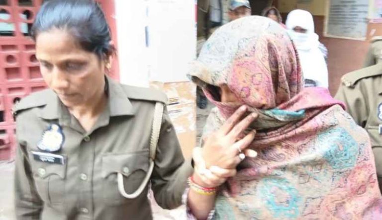 Banda Child Abuse Case: 34 मासूमों के यौन शोषण में जेई रामभवन और पत्नी दुर्गावती को फांसी, अदालत में इलेक्ट्रॉनिक साक्ष्य निर्णायक साबित Banda Child Abuse Case: 34 मासूमों के यौन शोषण में जेई रामभवन और पत्नी दुर्गावती को फांसी, अदालत में इलेक्ट्रॉनिक साक्ष्य निर्णायक साबित