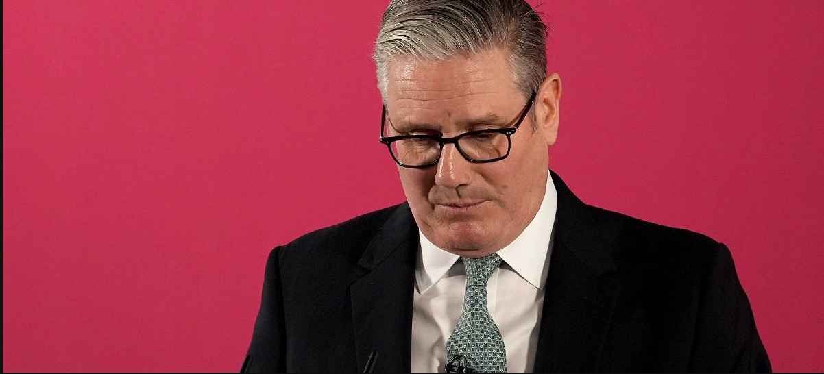 एपस्टीन फाइल्स से ब्रिटेन की राजनीति में भूचाल: Keir Starmer सरकार संकट में, चीफ ऑफ स्टाफ का इस्तीफा, वेस्टमिंस्टर से वॉशिंगटन तक हलचल