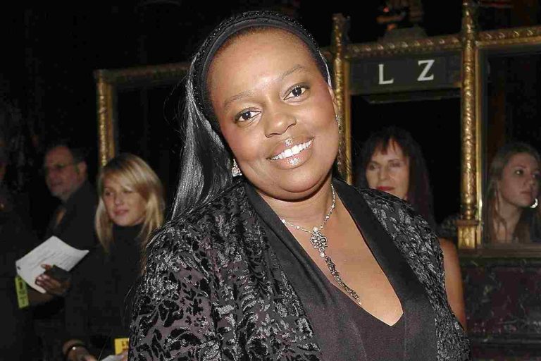 मदर ऑफ मेकअप की सबसे बड़ी परीक्षा: किचन से फैशन वीक तक पहुंची Pat Mcgrath, अब अपनी 9000 करोड़ की ब्यूटी कंपनी बचाने की जंग में मदर ऑफ मेकअप की सबसे बड़ी परीक्षा: किचन से फैशन वीक तक पहुंची Pat Mcgrath, अब अपनी 9000 करोड़ की ब्यूटी कंपनी बचाने की जंग में