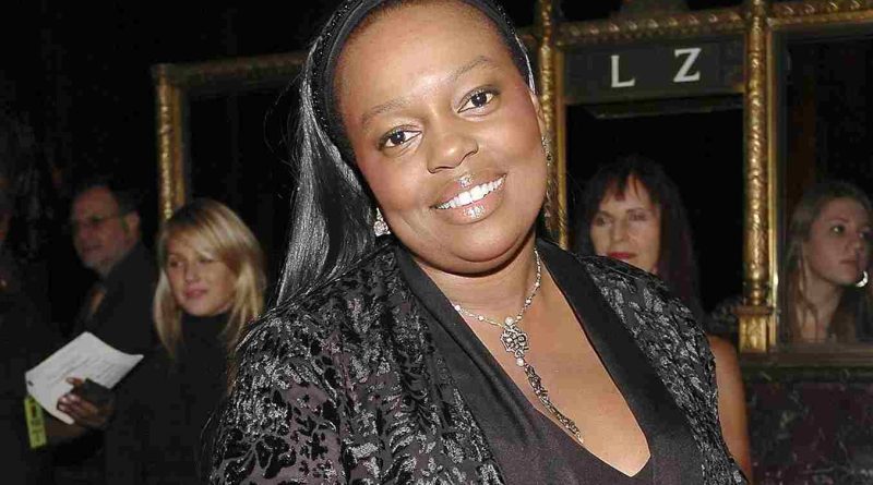 मदर ऑफ मेकअप की सबसे बड़ी परीक्षा: किचन से फैशन वीक तक पहुंची Pat Mcgrath, अब अपनी 9000 करोड़ की ब्यूटी कंपनी बचाने की जंग में