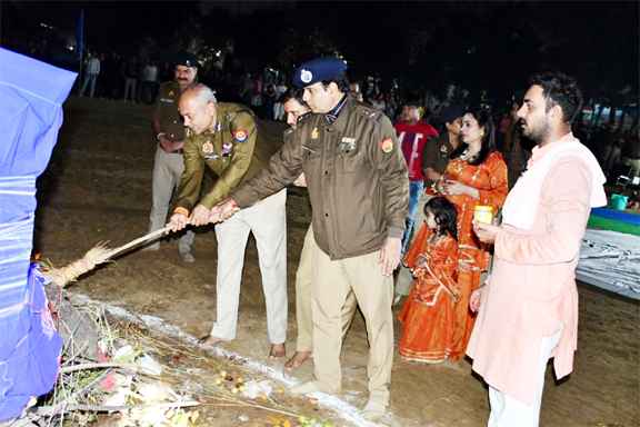 Muzaffarnagar रिजर्व पुलिस लाइन में वैदिक मंत्रोच्चार के साथ हुआ होलिका दहन, एडीजी भानु भास्कर और एसएसपी संजय वर्मा ने दिया एकता का संदेश