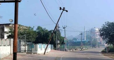 चौरावाला गांव Muzaffarnagar में झुका हाईटेंशन बिजली का पोल बना खतरा, मोरना-जानसठ मार्ग पर हर दिन हादसे का मंडरा रहा साया
