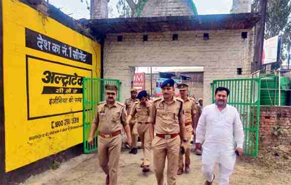 Muzaffarnagar में अलविदा जुम्मा, ईद और नवरात्रि से पहले फ्लैग मार्च: सुरक्षा कड़ी, सौहार्द बनाए रखने की अपील Muzaffarnagar में अलविदा जुम्मा, ईद और नवरात्रि से पहले फ्लैग मार्च: सुरक्षा कड़ी, सौहार्द बनाए रखने की अपील