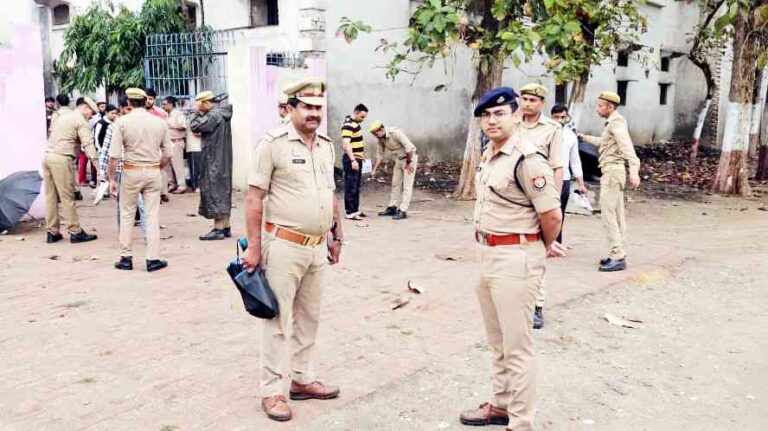 Muzaffarnagar में UP पुलिस उपनिरीक्षक भर्ती परीक्षा: 17 केंद्रों पर कड़ी सुरक्षा, एसपी सिटी ने किया निरीक्षण Muzaffarnagar में UP पुलिस उपनिरीक्षक भर्ती परीक्षा: 17 केंद्रों पर कड़ी सुरक्षा, एसपी सिटी ने किया निरीक्षण