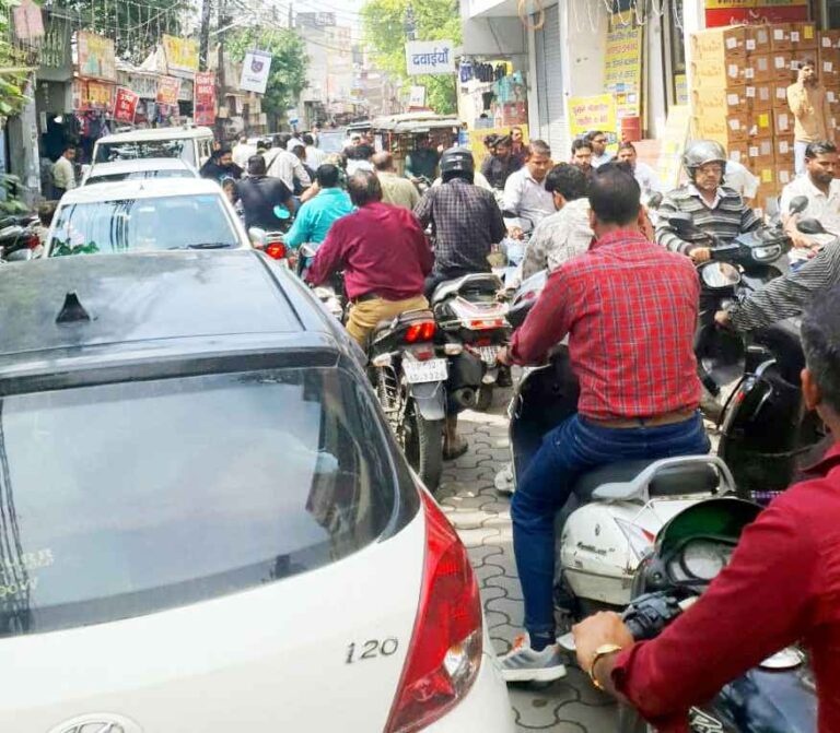 Muzaffarnagar शहर में बेकाबू ट्रैफिक जाम से जनजीवन अस्त-व्यस्त, अंसारी रोड से शिव मूर्ति तक लोग बेहाल—कब मिलेगी राहत? Muzaffarnagar शहर में बेकाबू ट्रैफिक जाम से जनजीवन अस्त-व्यस्त, अंसारी रोड से शिव मूर्ति तक लोग बेहाल—कब मिलेगी राहत?