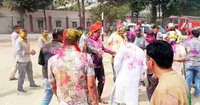 Muzaffarnagar पुलिस लाइन में रंगों की बहार: एसएसपी संजय कुमार वर्मा ने पुलिसकर्मियों संग खेली होली, दिया भाईचारे का संदेश