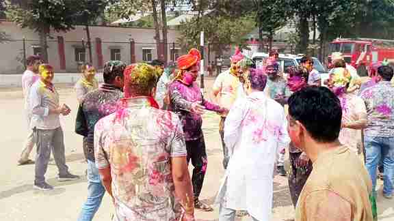 Muzaffarnagar पुलिस लाइन में रंगों की बहार: एसएसपी संजय कुमार वर्मा ने पुलिसकर्मियों संग खेली होली, दिया भाईचारे का संदेश