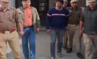 Kanpur में 9 साल बाद पकड़ा गया करोड़ों की ठगी का मास्टरमाइंड Rohan Sinha, इंसाफ मिलने पर व्यापारी ने पुलिस को खिलाई मिठाई