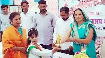 Muzaffarnagar-मोरना प्राथमिक विद्यालय नंबर 5 में मेधावी छात्र सम्मानित, विज्ञान प्रदर्शनी और सांस्कृतिक प्रस्तुतियों से सजा वार्षिकोत्सव