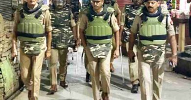 Budhana Flag March: कानून-व्यवस्था सख्त करने उतरी पुलिस, एसपी ग्रामीण अक्षय महादिक के नेतृत्व में बाजारों और संवेदनशील इलाकों में फ्लैग मार्च