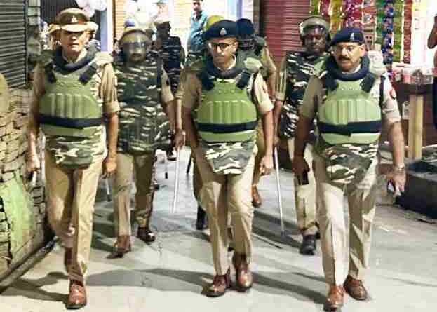 Budhana Flag March: कानून-व्यवस्था सख्त करने उतरी पुलिस, एसपी ग्रामीण अक्षय महादिक के नेतृत्व में बाजारों और संवेदनशील इलाकों में फ्लैग मार्च