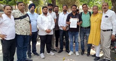 Muzaffarnagar: गांधी कॉलोनी में आवारा कुत्तों और बंदरों का आतंक, लोगों का फूटा गुस्सा—प्रशासन को दी आंदोलन की चेतावनी