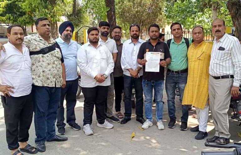 Muzaffarnagar: गांधी कॉलोनी में आवारा कुत्तों और बंदरों का आतंक, लोगों का फूटा गुस्सा—प्रशासन को दी आंदोलन की चेतावनी