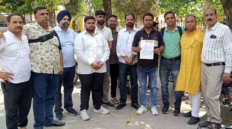 Muzaffarnagar: गांधी कॉलोनी में आवारा कुत्तों और बंदरों का आतंक, लोगों का फूटा गुस्सा—प्रशासन को दी आंदोलन की चेतावनी