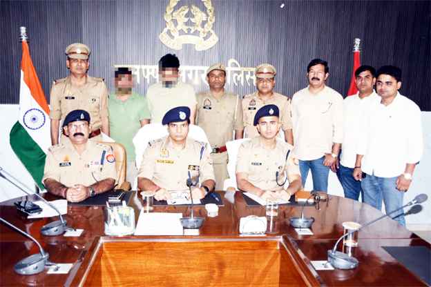 Muzaffarnagar: बुढाना पुलिस का बड़ा खुलासा—फर्जी दस्तावेज बनाकर बेचने वाला अंतरराज्यीय वाहन चोर गिरोह पकड़ा, 3 फॉर्च्यूनर कार बरामद Muzaffarnagar: बुढाना पुलिस का बड़ा खुलासा—फर्जी दस्तावेज बनाकर बेचने वाला अंतरराज्यीय वाहन चोर गिरोह पकड़ा, 3 फॉर्च्यूनर कार बरामद