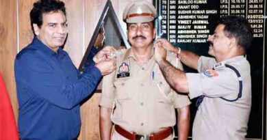 Muzaffarnagar News: उपनिरीक्षक से निरीक्षक बने नरेश कुमार, Ssp संजय कुमार वर्मा ने कंधों पर लगाए स्टार