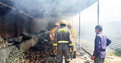 Ratanpuri Firecracker Factory Fire: बिना लाइसेंस चल रहे पटाखा गोदाम में भीषण आग, दो नाबालिग झुलसे—Muzaffarnagar डीएम व एसएसपी मौके पर पहुंचे