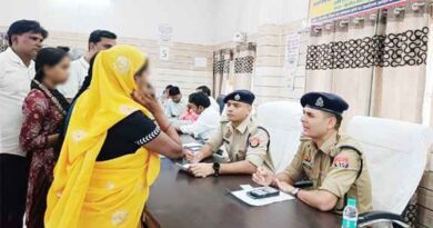 Muzaffarnagar Sampoorna Samadhan Diwas: तहसील सदर में एसपी सिटी अमृत जैन ने सुनीं जनसमस्याएं, महिला अपराध और साइबर ठगी मामलों पर दिए विशेष निर्देश