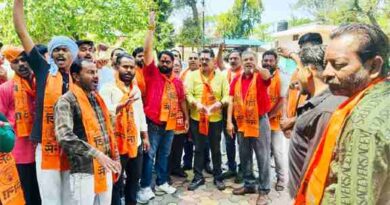 Muzaffarnagar Private School Fees Protest: निजी स्कूलों की मनमानी फीस के खिलाफ शिवसेना का प्रदर्शन, शिक्षा मंत्री के नाम ज्ञापन सौंपा