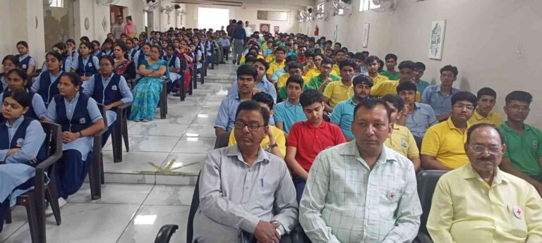 Muzaffarnagar: विश्व स्वास्थ्य दिवस पर एस.डी. पब्लिक स्कूल में रेड क्रॉस संगोष्ठी, सीएमओ डॉ. सुनील तेवतिया बोले—आधुनिक चिकित्सा में विज्ञान की भूमिका निर्णायक