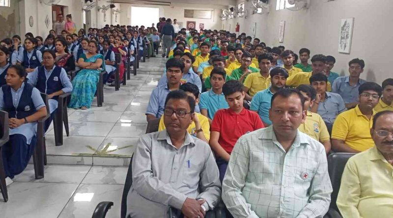 Muzaffarnagar: विश्व स्वास्थ्य दिवस पर एस.डी. पब्लिक स्कूल में रेड क्रॉस संगोष्ठी, सीएमओ डॉ. सुनील तेवतिया बोले—आधुनिक चिकित्सा में विज्ञान की भूमिका निर्णायक