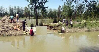 Charthawal Canal Breach: घिस्सूखेड़ा में नहर टूटने से सैकड़ों बीघा फसल जलमग्न, किसानों का भारी नुकसान—विधायक पंकज मलिक पहुंचे मौके पर