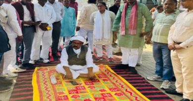 Bhagwat Saran Gangwar Protest: Bareilly नवाबगंज में Sdm आवास के सामने धरने पर बैठे पूर्व मंत्री, पंडाल हटाने पर सपा कार्यकर्ताओं का हंगामा