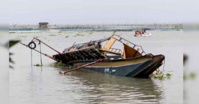 Mathura: यमुना में श्रद्धालुओं से भरी नाव पलटने से मचा हड़कंप, 10 की मौत, 5 लापता—रेती में उल्टा फंसा स्टीमर बना बड़ा सवाल