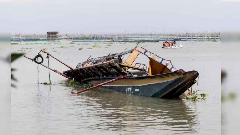 Mathura: यमुना में श्रद्धालुओं से भरी नाव पलटने से मचा हड़कंप, 10 की मौत, 5 लापता—रेती में उल्टा फंसा स्टीमर बना बड़ा सवाल