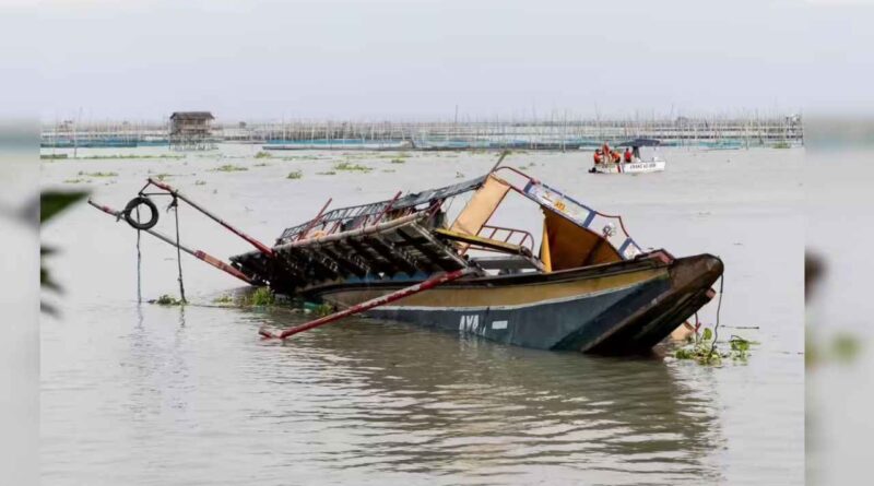 Mathura: यमुना में श्रद्धालुओं से भरी नाव पलटने से मचा हड़कंप, 10 की मौत, 5 लापता—रेती में उल्टा फंसा स्टीमर बना बड़ा सवाल
