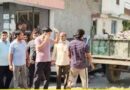 “नेता जी से उलझना पड़ा भारी”: खतौली Muzaffarnagar में सफाईकर्मियों ने घर के बाहर लगा दिया कूड़े का ‘सम्मान’