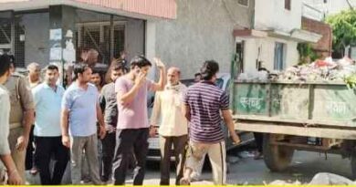 “नेता जी से उलझना पड़ा भारी”: खतौली Muzaffarnagar में सफाईकर्मियों ने घर के बाहर लगा दिया कूड़े का ‘सम्मान’