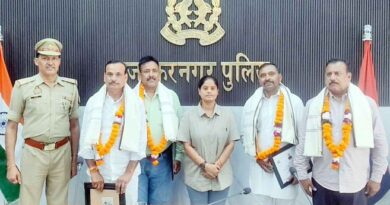 Muzaffarnagar पुलिस परिवार ने दी भावुक विदाई: दशकों तक सेवा देने वाले पुलिसकर्मी सम्मानित, फूल-मालाओं और उपहारों के साथ हुआ सम्मान समारोह 7 Muzaffarnagar News