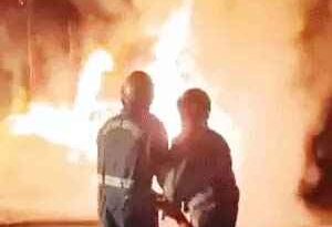 Muzaffarnagar/बुढ़ाना में हाईवे पर दौड़ता ट्रक बना आग का गोला, टायर फटते ही डिवाइडर से टकराया; चालक ने कूदकर बचाई जान